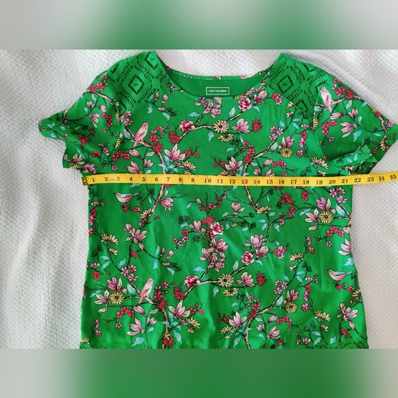 Bright and Cheery Van Heusen Top - Picture 3 of 7